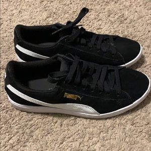 Women’s Soft Foam Black Pumas Sz 8.5